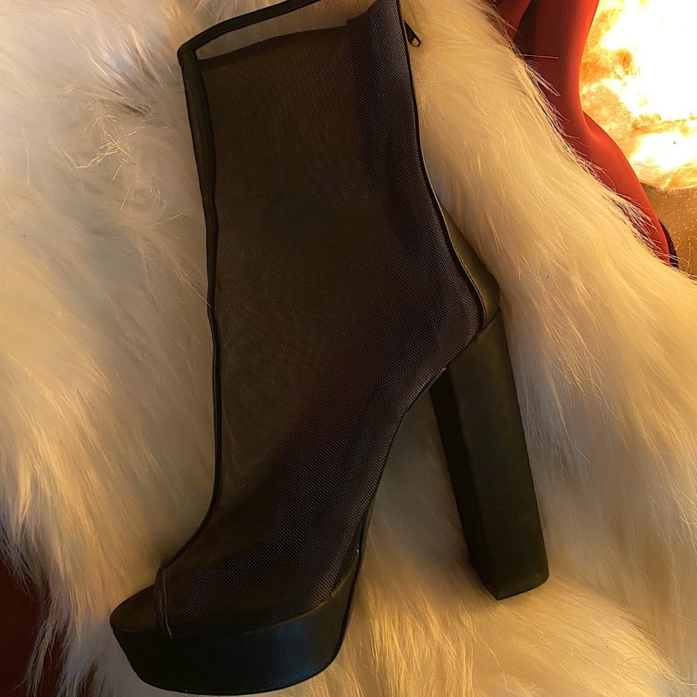 ••Mesh Zip Up Black Heels••